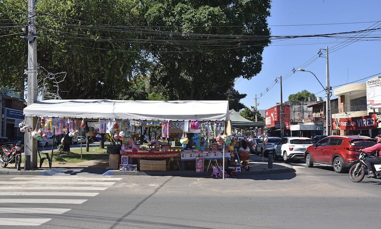 Movimiento comercial en Luque. Comerciantes esperan gran movimiento de compradores este lunes. 