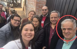 En círculo, el director general de Ciencias y Tecnología, Alejandrino Acuña Gianotti, y los funcionarios a su cargo en un mitín proselitista con Romina Medina (de blanco), precandidata a concejala por el cartismo.