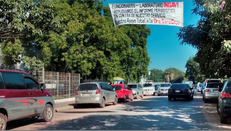 El vehículo fue levantado del frente mismo de la Clínica Ingavi, donde quedó estacionado.