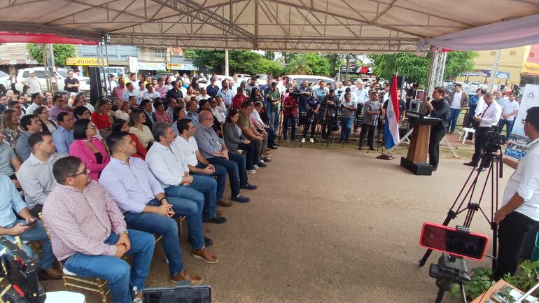 Silvio "Beto" Ovelar, durante un acto llevado a cabo para la palada inicial de obras de recapado en Coronel Oviedo.