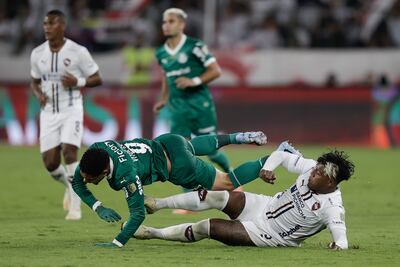 Vitor Roque (9), apuesta de gol de Palmeiras, busca revertir el 0-3. En esta, con Richard Mina.
