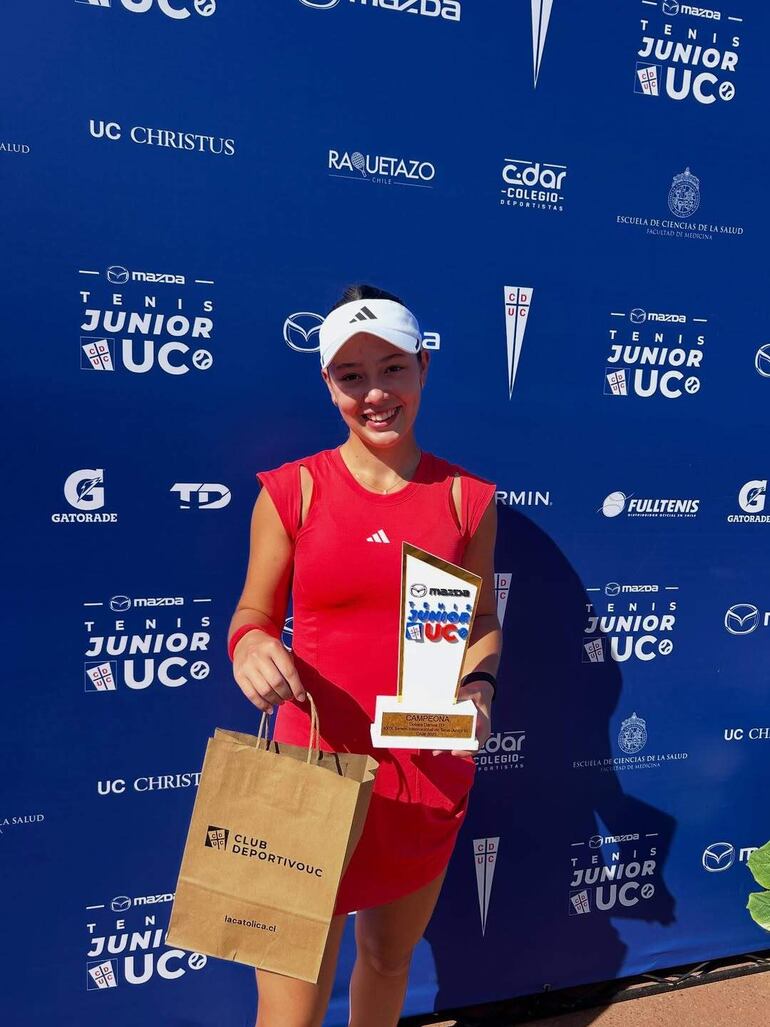 Julieta Marcos Cattoni, con su trofeo y premio en Chile.