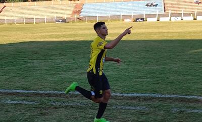 Rodrigo Balbuena festeja el tanto que le dio el triunfo ayer a Guaraní de la Colonia Fram.