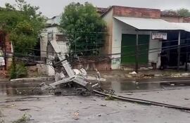 Caídas de árboles y postes dejan sin energía a miles a varias zonas del área metropolitana,