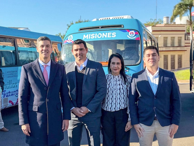 El presidente de la República, Santiago Peña, y otras autoridades participaron de la entrega de los 18 bibliobuses.
