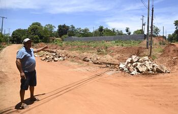 Ismael Candia, poblador de Atyrá, muestra el predio en el cual se perforó el pozo artesiano.