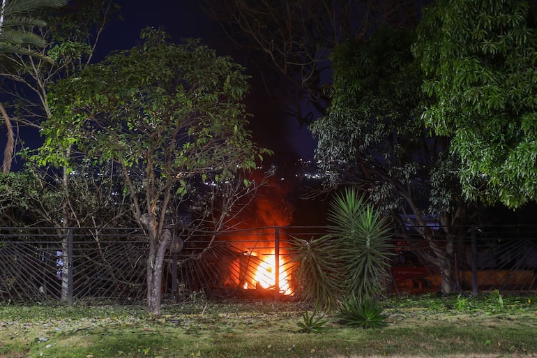 Varias detonaciones y explosiones en la madrugada de este sábado en la base militar de La Carlota, en unos momentos en que Venezuela ha denunciado "amenazas" del Gobierno del presidente de Estados Unidos, Donald Trump, por el despliegue militar en el Caribe y las advertencias de ataques terrestres.