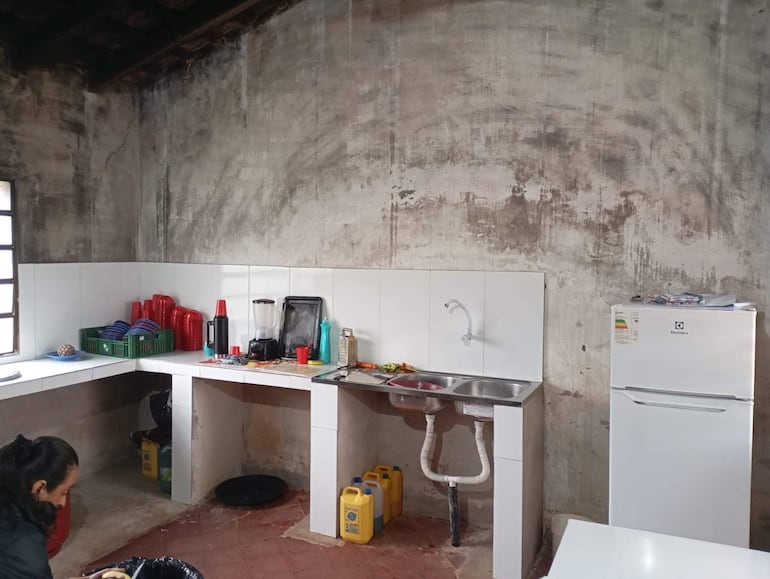 La cocina de la Escuela Melania Zarza de Ramírez también requiere pintura para mejorar el aspecto del lugar donde se preparan los alimentos.