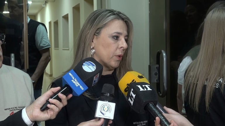 Fabiana Marín, vestida de negro, habla ante periodistas de distintos medios en las instalaciones de la Justicia electoral