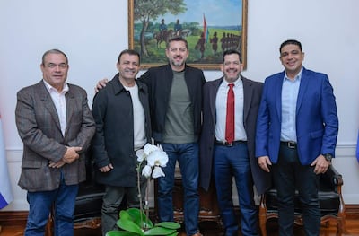 Pedro Alliana y los diputados Roussillón, del Puerto, Latorre y Meza, sonrientes y vestidos en semi-formal, en un ambiente gubernamental.