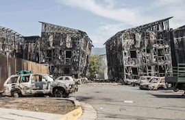 Imagen de edificios y vehículos incendiados durante los terremotos gemelos en Caraballeda, estado de La Guaira —a unos 40 km al noreste de Caracas—, el 25 de junio de 2026.