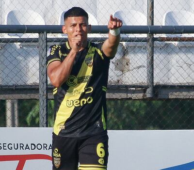 El mediocampista de Recoleta José Antonio Espínola Núñez (24 años) festeja su gol, el segundo del Canario, en la goleada sobre Ameliano, este lunes en La Fortaleza de Villeta.
