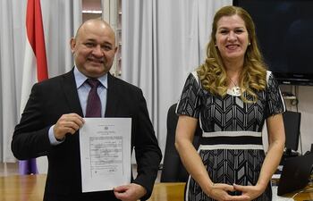 El Viceministro de Salud, José Ortellado, junto a la Ministra de Salud, Teresa Barán.