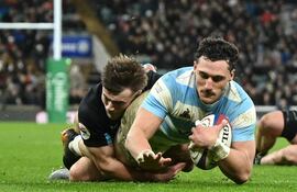 Los Pumas quedaron cerca de la remontada contra Inglaterra, que se impuso por 27-23.