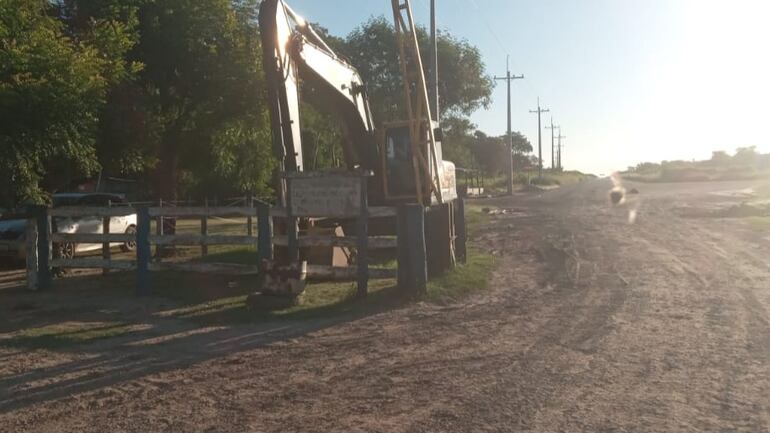 
La primera maquinaria en llegar a la zona donde debe iniciar la reparación de los caminos.