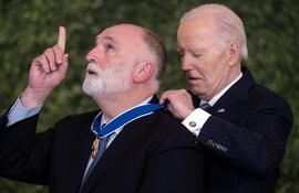 José Andres recibe la Medalla Presidencial de la Libertad del ya ex presidente estadounidense Joe Biden en la ceremonia celebrada el pasado 4 de enero.