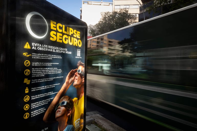 Un panel informativo muestra medidas para observar de forma segura un próximo eclipse solar, en una calle de Palma de Mallorca, el 31 de julio de 2026.