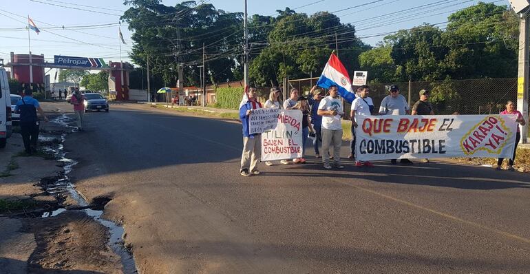 Los manifestantes cerraron media calzada de la avenida Defensores del Chaco, frente a Petropar. 