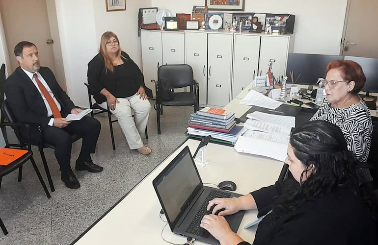 La Abg. Amanda Silva, una de las defensoras de Alexandre Rodrigues, al lado del fiscal José Martín Morínigo, en la audiencia ante la jueza Lici Sánchez.