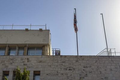 Vista del consulado General del Reino Unido en Jerusalén, ubicado en un edificio en la parte oriental de esta ciudad este jueves y cuyo cierre ha sido confirmado por el ministro de Exteriores israelí, Gideon Saar como represalia a la decisión del Gobierno británico de prohibir la importación de productos de colonias israelíes en Cisjordania.