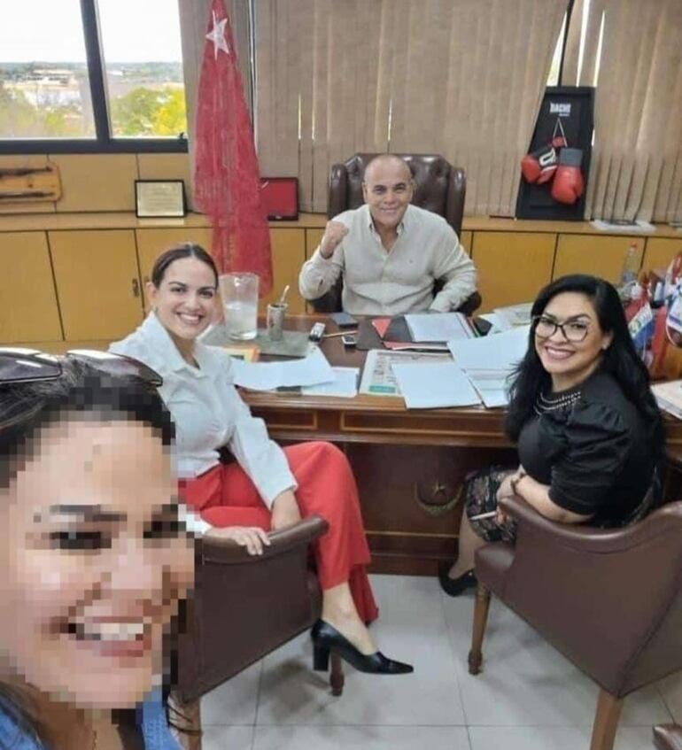 Ahnalía Britez y Norma Cardozo junto al presidente del Senado, Basilio "Bachi" Núñez.