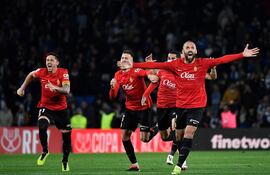 Mallorca's players celebrate after winning the Spanish Copa del Rey (King's Cup) semi final second leg football match between Real Sociedad and RCD Mallorca at the Anoeta stadium in San Sebastian on February 27, 2024. (Photo by ANDER GILLENEA / AFP)