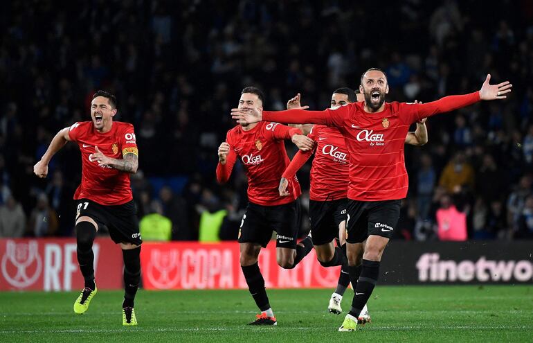 Mallorca's players celebrate after winning the Spanish Copa del Rey (King's Cup) semi final second leg football match between Real Sociedad and RCD Mallorca at the Anoeta stadium in San Sebastian on February 27, 2024. (Photo by ANDER GILLENEA / AFP)