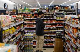 Un hombre hace sus compras en un supermercado de Taiwán.