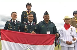 El Mayor de Caballería Joel Murdoch y varios camaradas presentes en el concurso celebraron la medalla de oro en el Mundial Militar de Equitación, en Ecuador.