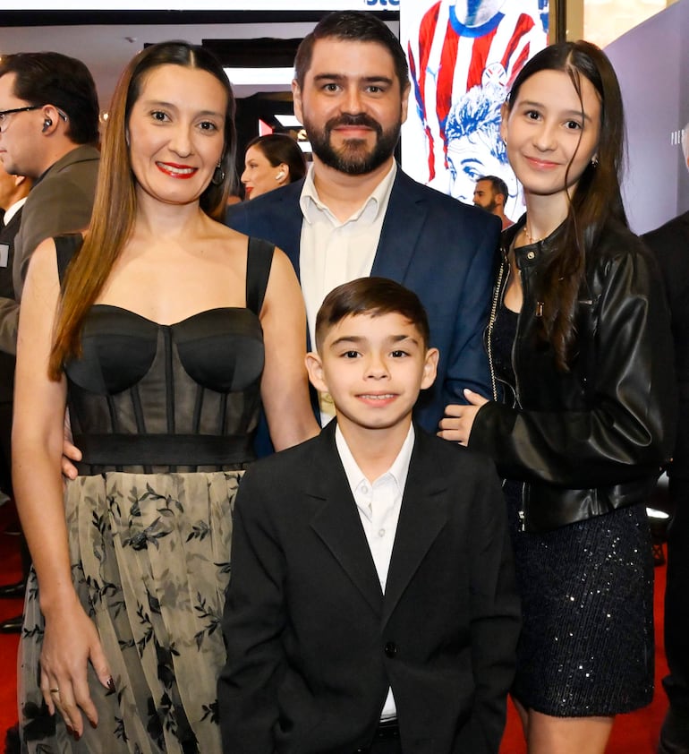 Valeska Giménez, Fernando Jiménez junto con Renato y Giuliana en el avant premiere de El Renacer Albirrojo