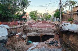 El desagüe pluvial inconcluso en la Cuenca Santo Domingo queda expuesto y representa un peligro para vecinos y transeúntes en días de lluvia.