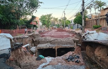 El desagüe pluvial inconcluso en la Cuenca Santo Domingo queda expuesto y representa un peligro para vecinos y transeúntes en días de lluvia.