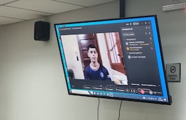 El acusado Cristian Gabriel Penayo Alarcón (20), participa de su juicio a través de medios telemáticos.