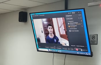 El acusado Cristian Gabriel Penayo Alarcón (20), participa de su juicio a través de medios telemáticos.