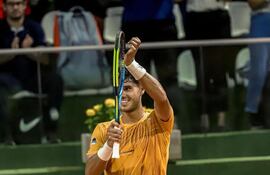 El tenista uno de nuestro país Adolfo Daniel Vallejo Álvarez (28/4/2004) compite este jueves por los octavos de final del Paraguay Open.