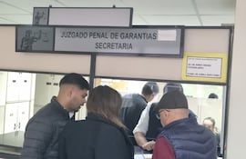 Tomás Olmedo (boina) junto a sus abogados ante el juzgado Penal de Garantías.