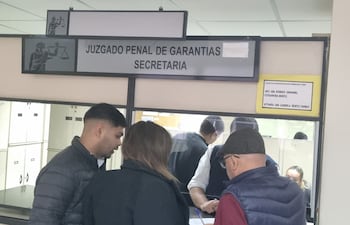 Tomás Olmedo (boina) junto a sus abogados ante el juzgado Penal de Garantías.