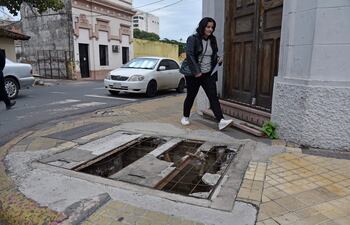 Vereda en mal estado en Asunción.