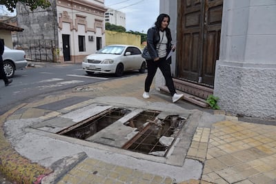 Vereda en mal estado en Asunción.