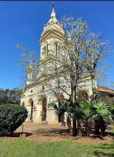 Tradicional desfile que se lleva a cabo cada año para exaltar la joya artesanal de Itauguá y del país. El templo parroquial tiene más de cien años y es el núcleo del centro urbano de la ciudad Capital del Ñandutí.