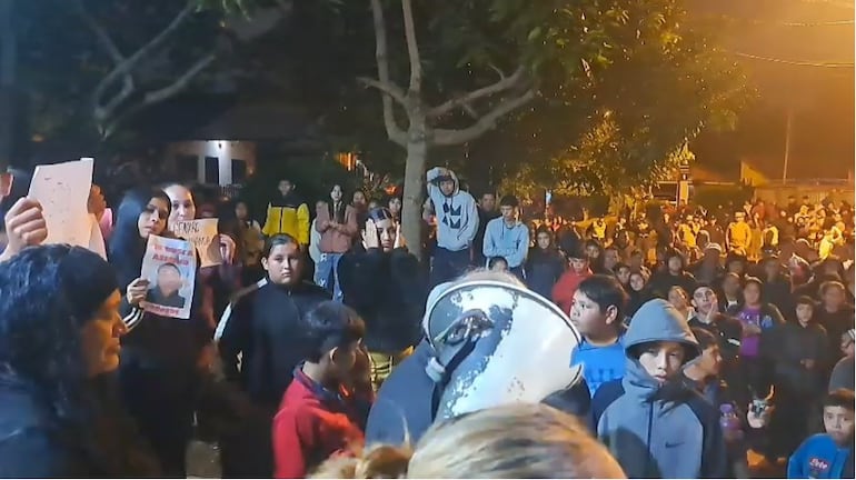 Centenares de vecinos se reunieron en la noche del sábado frente a la base del Grupo Lince para exigir justicia para el joven asesinado.