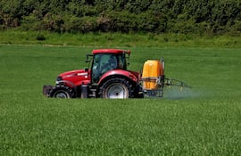 Un tractor rocía productos químicos al campo. Científicos piden buscar alternativas variadas para evitar afectacion a la biodiversidad.