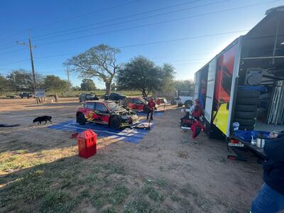 Los Skoda Fabia R5 de Miguel y Lucho Ortega reciben asistencia durante la jornada de pruebas ayer en la zona de Cemelpa.