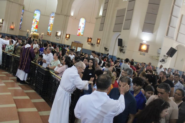 Fieles colmaron la Basílica de Caacupé en una masiva demostración de fe.
