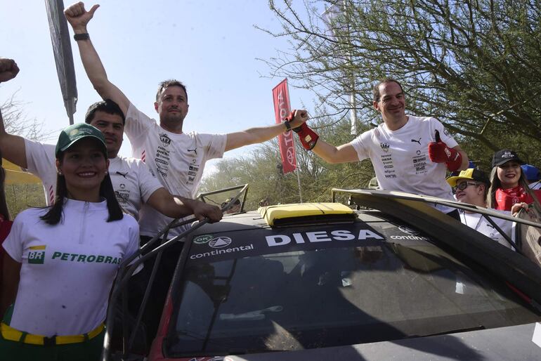 Gustavo Saba (d) y Fernando Mussano posan para la foto luego de culminar cuartos el TCR49.