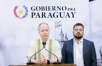 Carlos Fernández Valdovinos entregó el proyecto de reforma de la caja fiscal al presidente de la Comisión Permanente Colym Soroka.