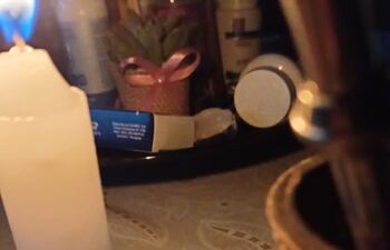 Muchos hogares se encuentran bajo la luz de la las velas a raíz de la falta de energía eléctrica.