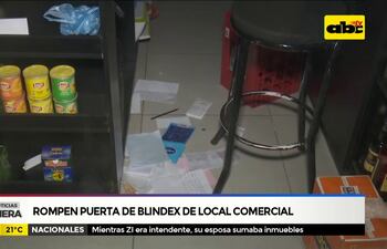 Rompen puerta de blíndex de local comercial