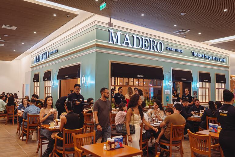 El moderno complejo del Shopping China atrae a miles de turistas y consumidores de toda la región.