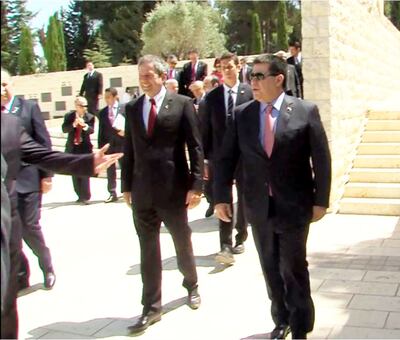 El expresidente paraguayo Horacio Cartes (d) camina sonriente al lado de su “hermano del alma” Darío Messer durante una visita oficial a Israel a la que fueron juntos.